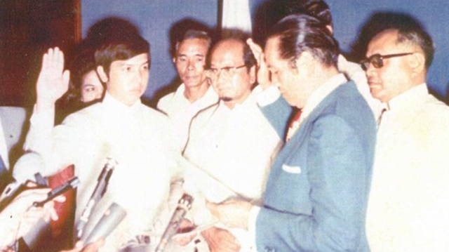 As the youngest delegate to the 1971 Constitutional Convention, Gordon swears in.